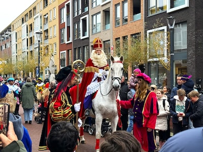 Vol verwachting klopt ons hart: Sinterklaas is weer in Veenendaal [VIDEO]