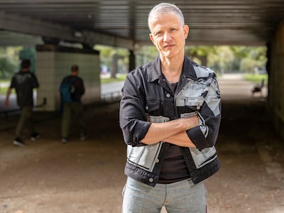 Cardates, groepsseks en een sm-date: jarenlang remde hij zichzelf af, nu vertelt Ype zonder gêne over seks en liefde