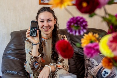 Eline (16) komt uit een gezin van 11, groeit op zonder internet en volgt thuisonderwijs: ‘Genoeg vriendinnen’