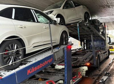 Vrachtwagen met nieuwe auto’s zat vast in tunnel onder de A12