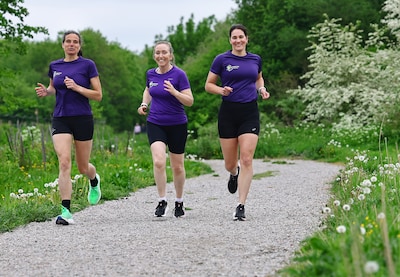 Anna, Mieke en Ruchama debuteren in Utrecht op marathon: ‘Met ons drieën rennen is een soort happypl