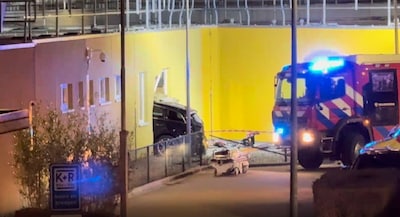 Auto rijdt dwars door gevel van ziekenhuis in Heerlen, bestuurder zwaargewond en mogelijk instortingsgevaar