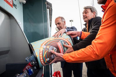 Nieuwe statiegeldmachine in Arnhem: ‘De zakken kun je in één keer leeggooien’