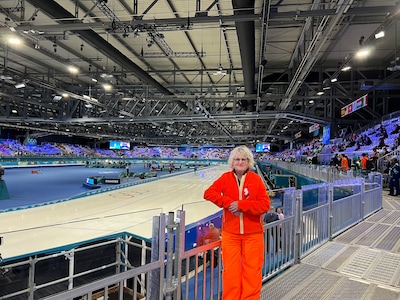 Winterswijkse Elli met haar schaatsfamilie twee weken in Milaan: ‘Toen Jutta won, ontplofte het stadion bijna’