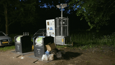Grote lampen met sensor zetten mensen bij de afvalcontainer in het licht (en dat heeft een goede reden)