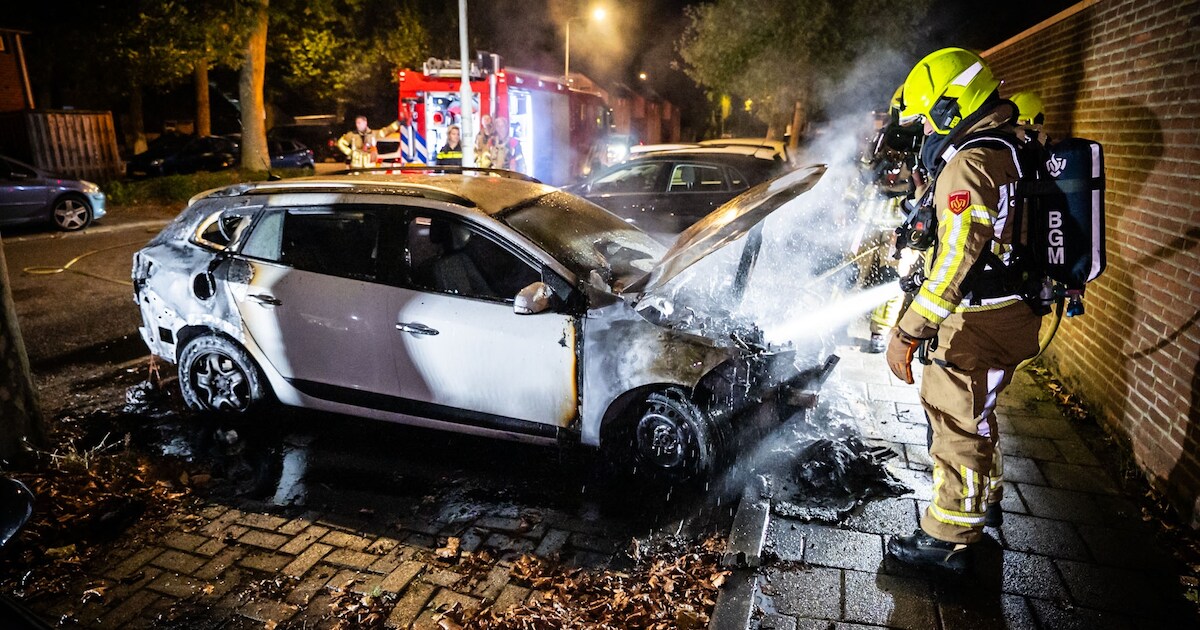 Geparkeerde auto volledig uitgebrand in Arnhem | Regio | De Gelderlander.nl