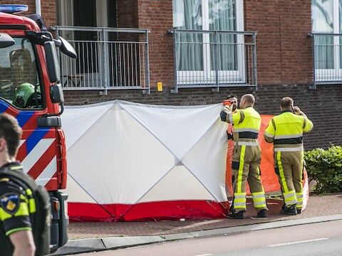 Hulpdiensten bij het Thorbeckeplein in Beuningen, in juli 2020, na het schietincident waarbij klusjesman Mehmet Kiliçsoy omkwam.