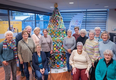 Oudjes haken 11 maanden lang fanatiek een kerstboom aan elkaar: ‘Een kleine tweeduizend lapjes gehaakt’
