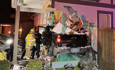 KIJK | Auto vliegt tientallen meters door de lucht en crasht in Amerikaans huis