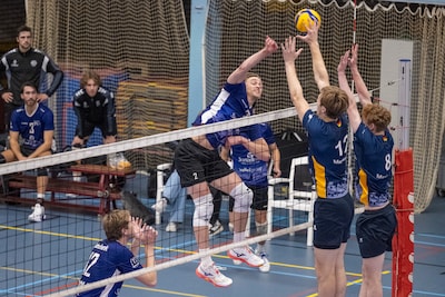 Julian (24) is bij deze Nijmeegse volleybalclub topscorer én dj: ‘Er komt best veel bij kijken’