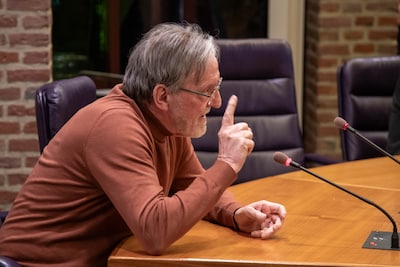 De gemeente wil hem ontslaan, maar Jan (73) is strijdbaar en kan nu eindelijk zijn verhaal doen