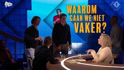 Twee jongens verstoren uitzending Eva Jinek: ‘Waar kunnen we hier ergens een drankje krijgen?’
