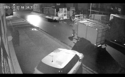 Sander komt op de zaak en ziet dat zijn aanhanger weg is, dan ontdekt hij wat er is gebeurd