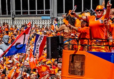 Oranjebus dreigt WK voetbal te missen: ‘Transport, verzekeringen, chauffeurs: het loopt hard op’