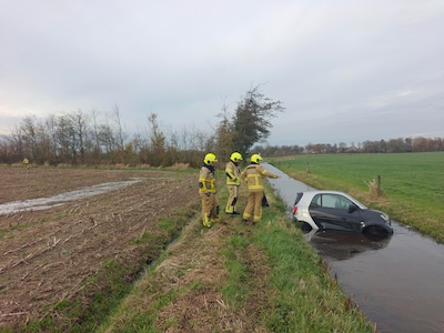 Raadselachtig ongeval: een Smart rijdt ver van de weg een sloot in