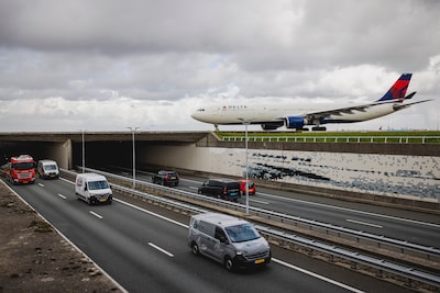 Delta Airlines waarschuwt: krimp en vliegtaks gaan Schiphol keihard raken, schade voor toerisme en economie