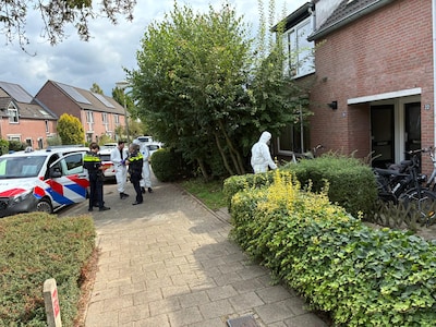 Rechercheurs doen onderzoek in Groesbeek na melding over bewoner die al weken niet gezien is, binnen