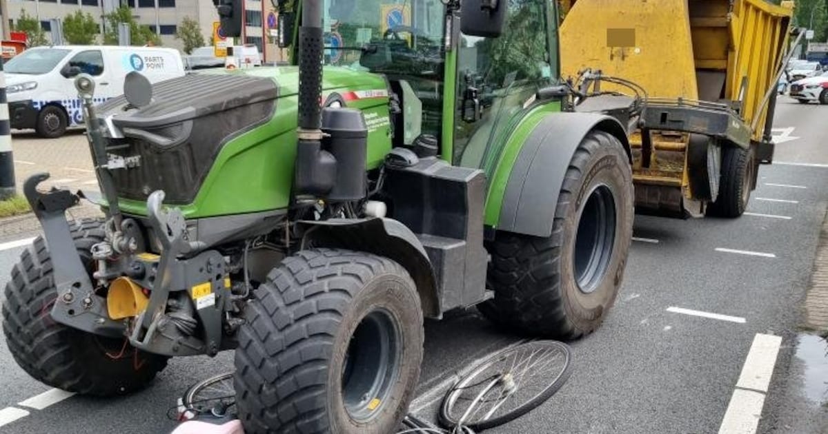 Fietsster aangereden door tractor in Eindhoven, chauffeur reed door rood.