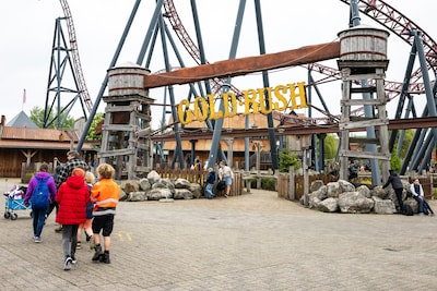 Meisje kruipt voor bij de achtbaan, Brabants stel slaat erop los en krijgt nu de rekening gepresenteerd