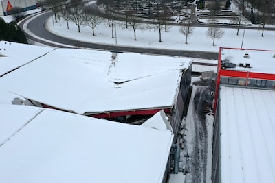 Foto’s laten enorme scheuren zien in ingestort dak van Hal22