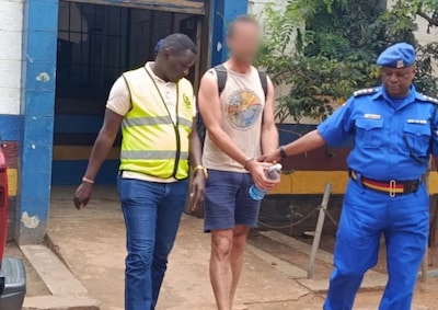 Rel in Kenia door losgeslagen Nederlander op ‘spuugfilmpje’, presidentskandidaat eist deportatie