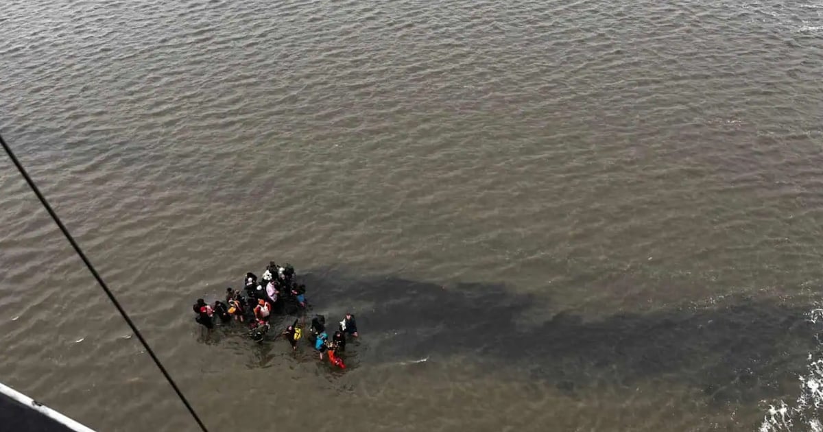 Helikopter en reddingsboten redden 32 wadlopers bij Ameland, die dreigden onderkoeld te raken