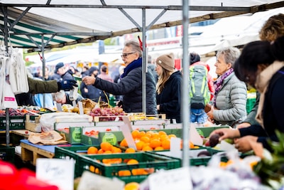 Groenteboer krijgt op de weekmarkt van Winterswijk niet de plek van de ‘sokkenman’; gemeente doet wel ander aanbod