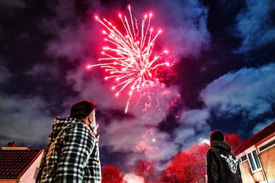 Zo begint 2026 in Nederland: twee doden, ‘ongekend’ veel geweld tegen politie, minderjarige oogpatiënten en uitgebrande kerk