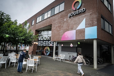 Boekhoudster sluist stilletjes een ton weg bij buurthuis, telefoontje van accountant brengt alles aa