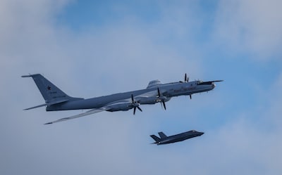 Russisch militair vliegtuig gooit boeien naast Brits vliegdekschip
