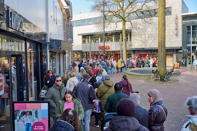 Gratis goodiebags zorgen voor gekkenhuis bij heropening Hema: ‘Het is gelukt!’