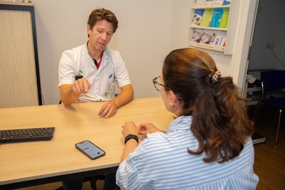 Als de dokter slecht nieuws brengt, onthoudt de patiënt bijna niks: app luistert mee en vat samen