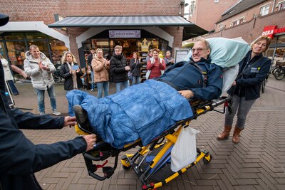 Conciërge Flip (62) is erg ziek, maar kan dankzij bijzondere actie nog één keer door ‘zijn’ winkelcentrum in Apeldoorn