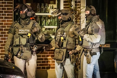 Politie houdt man aan bij inval in woning in Arnhem