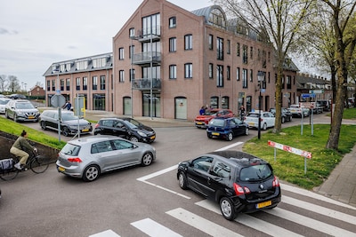 Denk je de ellende op de afgesloten A2 te omzeilen, sta je uur in de file voor het pontje in Culembo