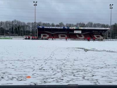 Besneeuwd veld of niet, clubs uit tweede en derde divisie gaan ‘gewoon’ trainen: ‘Dat wordt sneeuwba