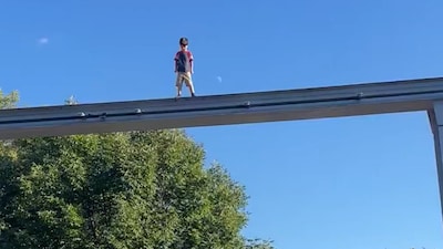 Jongetje zoekt avontuur en klimt bovenop hoge attractie, reddende engel doet nu zijn verhaal