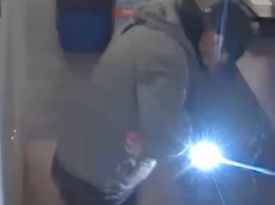Inbreker maalt niet om camera en gaat gewoon door met zijn w