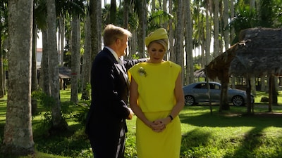 Als er auto’s in beeld staan tijdens het fotomoment, grijpt Willem-Alexander in: ‘Overste, die moeten weg’