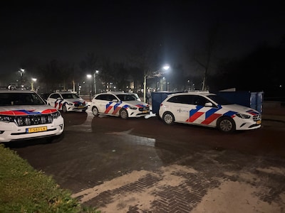 Schot klinkt bij woonwagenkamp, dan zetten agenten hele straat af: man aangehouden