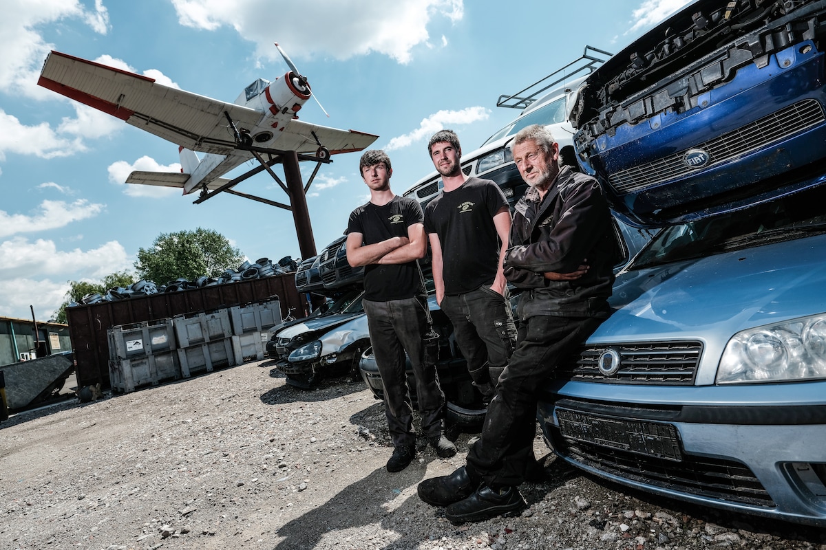 Van links naar rechts de broers Lionel, Richie en hun vader Louis Berendsen op de autosloperij.