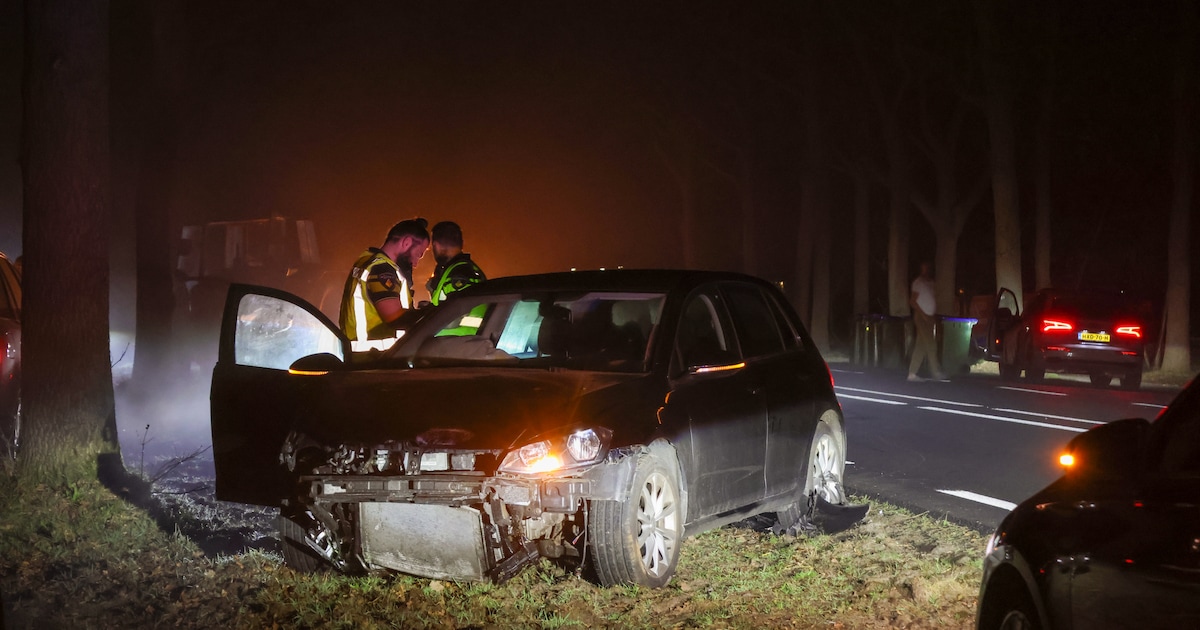 Auto botst achterop tractor op N224