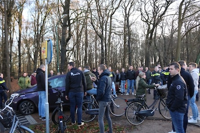 Wolvenprotest loopt uit de hand in Renswoude: politie haalt voor- en tegenstanders uit elkaar