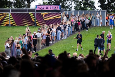 Op mannentoilet, eerder naar huis of ‘helemaal niet gaan’: plassen op evenementen is drama voor vrouw