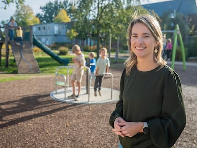 Terwijl kinderen spelen op dit schoolpleintje wordt er ‘gewoon’ gerookt: ‘Dat kan toch toch niet’