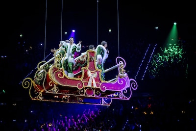 De Toppers openen kerstshow vanuit vliegende arreslee: het concert in beeld