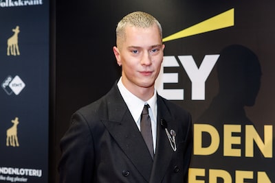 Stijn straalt in felrode jurk en Tommie toont zijn vaderliefde