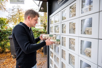 Deze automaat verkoopt 600 eieren per dag, maar ’s nachts gebeurt er iets bijzonders