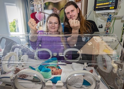 Talina (23) en Jason (23) trouwen terwijl hun baby in de couveuse ligt: ‘Verpleegkundigen hielden het niet droog’