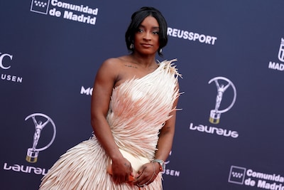 Simone Biles onthult ‘gekmakend’ prijskaartje van één avond op rode loper: ‘Als dit normaal is, kom ik nooit meer’